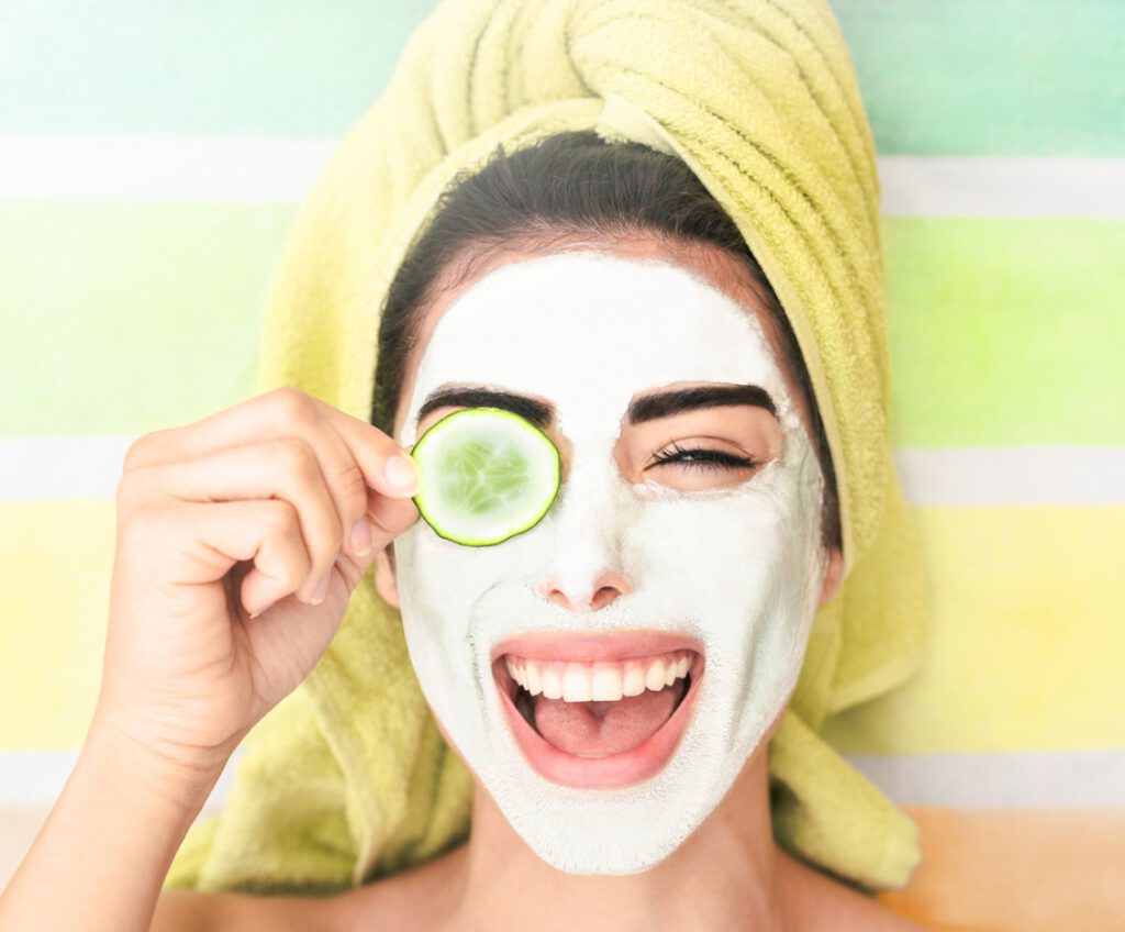 Kosmetikbehandlung Fresh + Clean - lachende Frau mit Gesichtsmaske, Turban und Zitrone